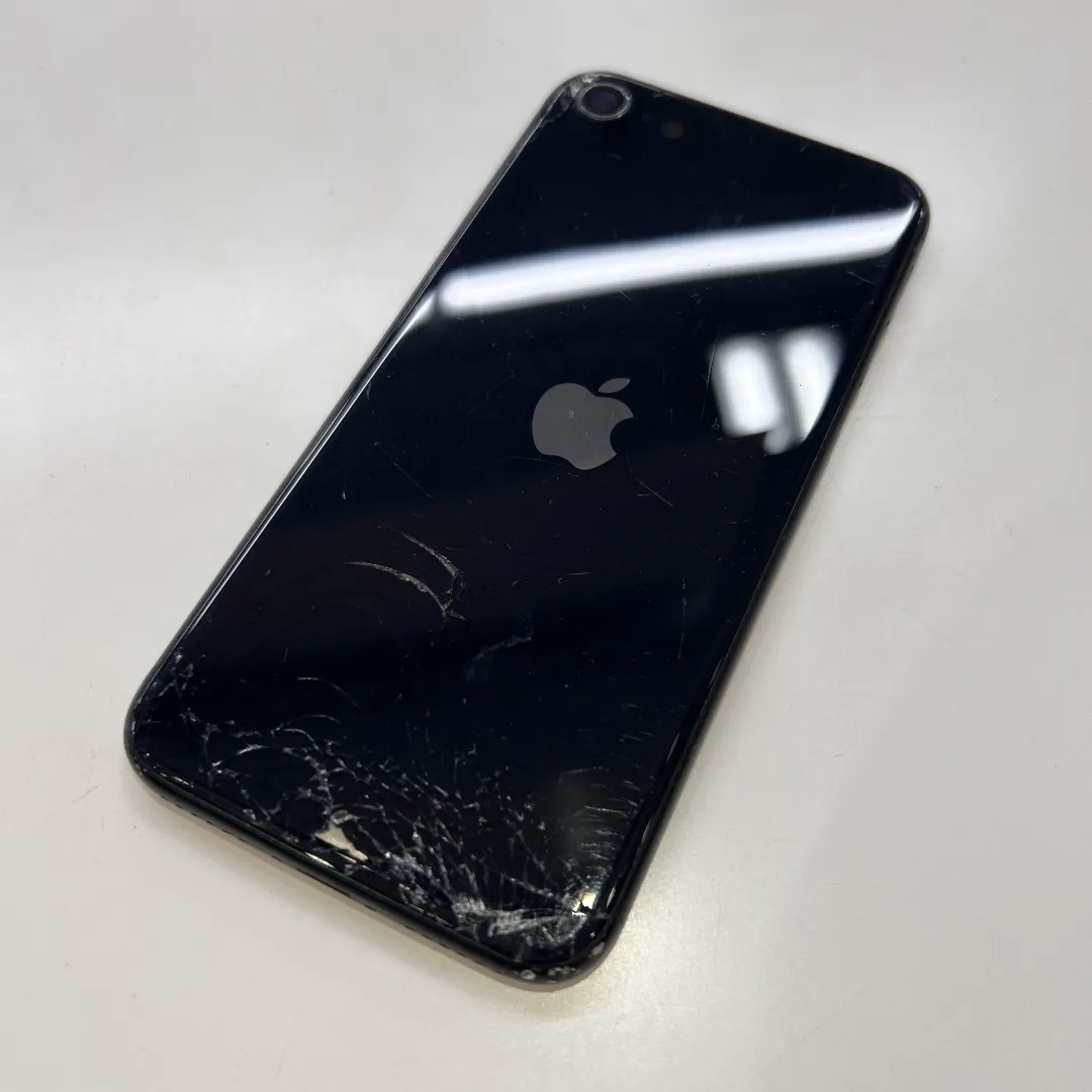 iPhoneSE3の背面パネル交換