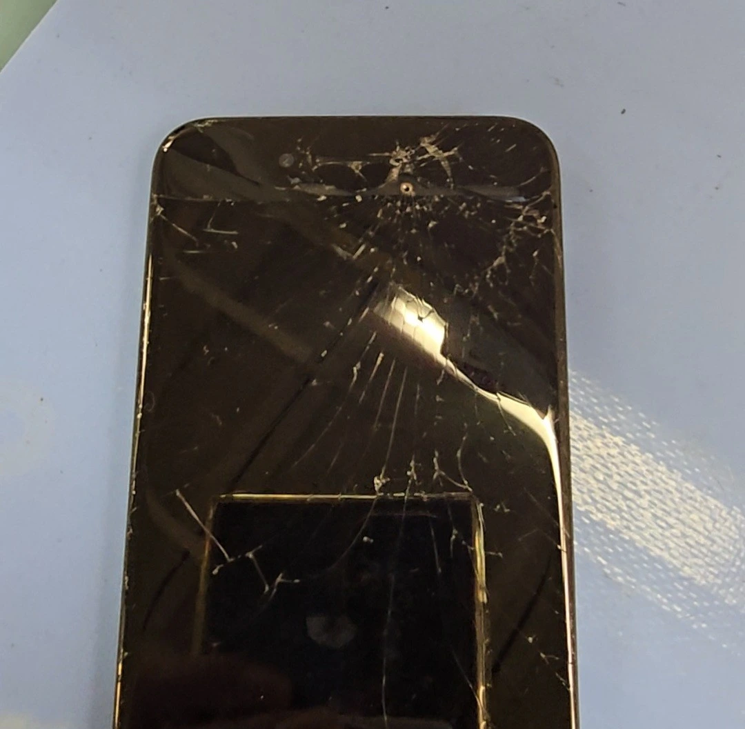 iPhoneSE3 画面割れ
