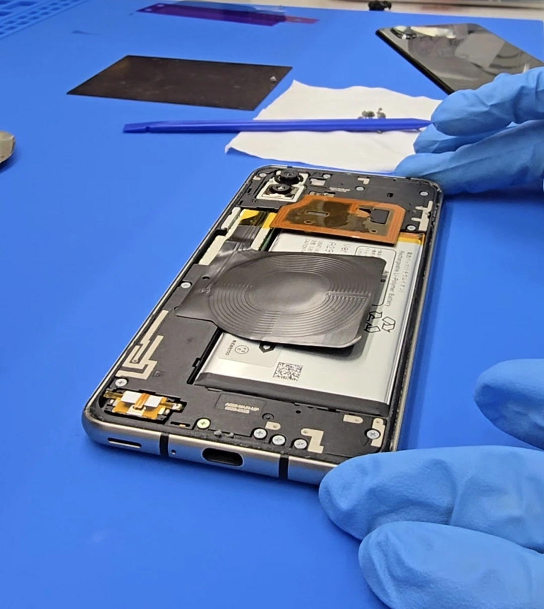「Androidスマホへ新しいバッテリーを取り付け作業中｜札幌市内でデータそのまま修理可能なスマホ修理店」