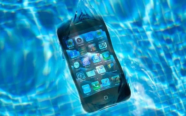 iPhoneが海に落ちた!? 海水没からの復旧率を解説｜スマートクリア ドン・キホーテ小樽店