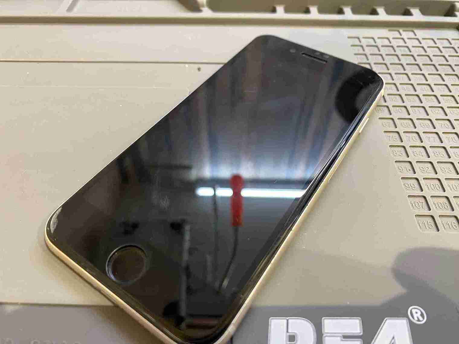 iPhoneSE2　画面水没　修理前