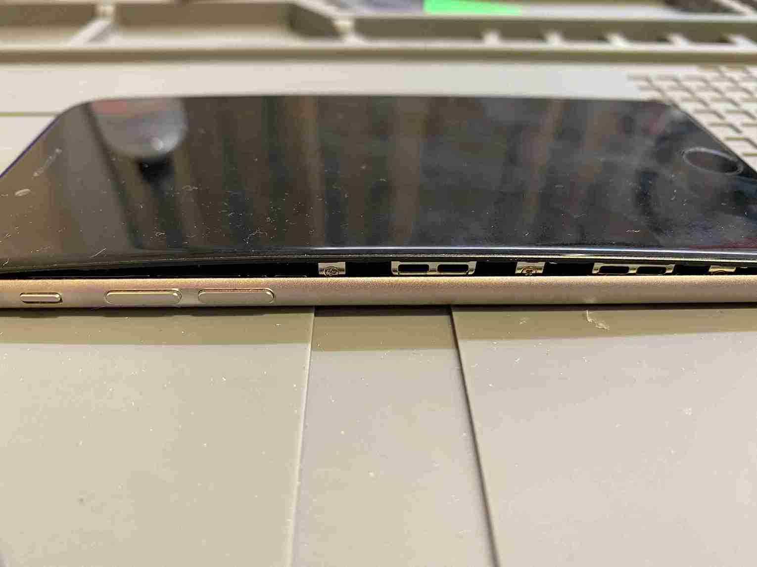 iPhone6 バッテリー膨張　修理前
