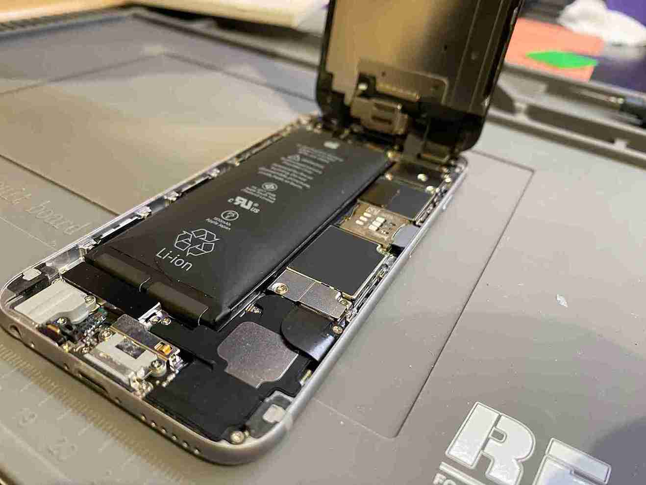 iPhone6 バッテリー膨張 修理中
