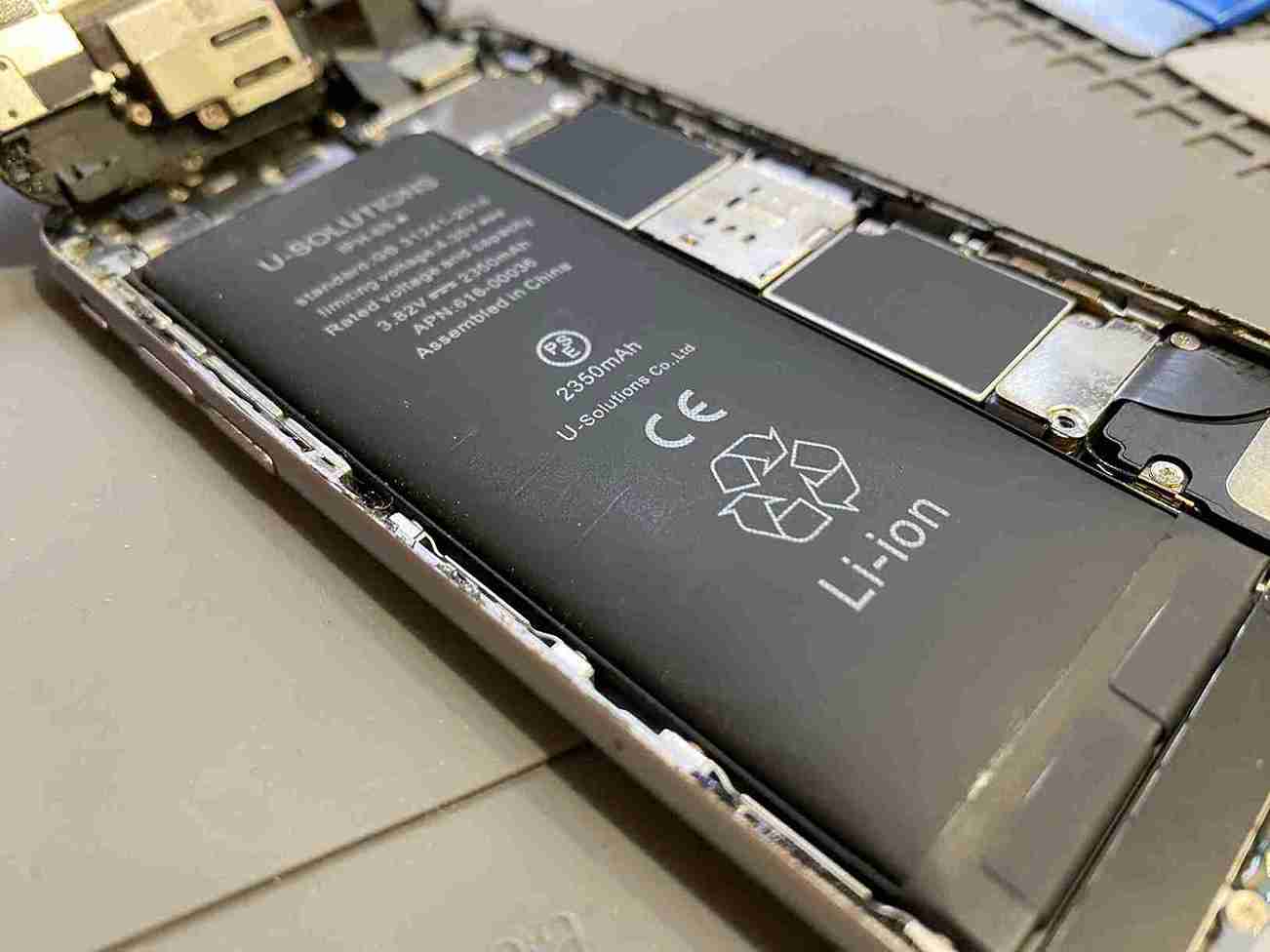 iPhone6s 膨張バッテリー 交換中