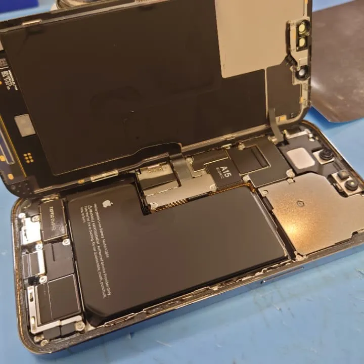iPhone13proのバッテリー交換も即日修理