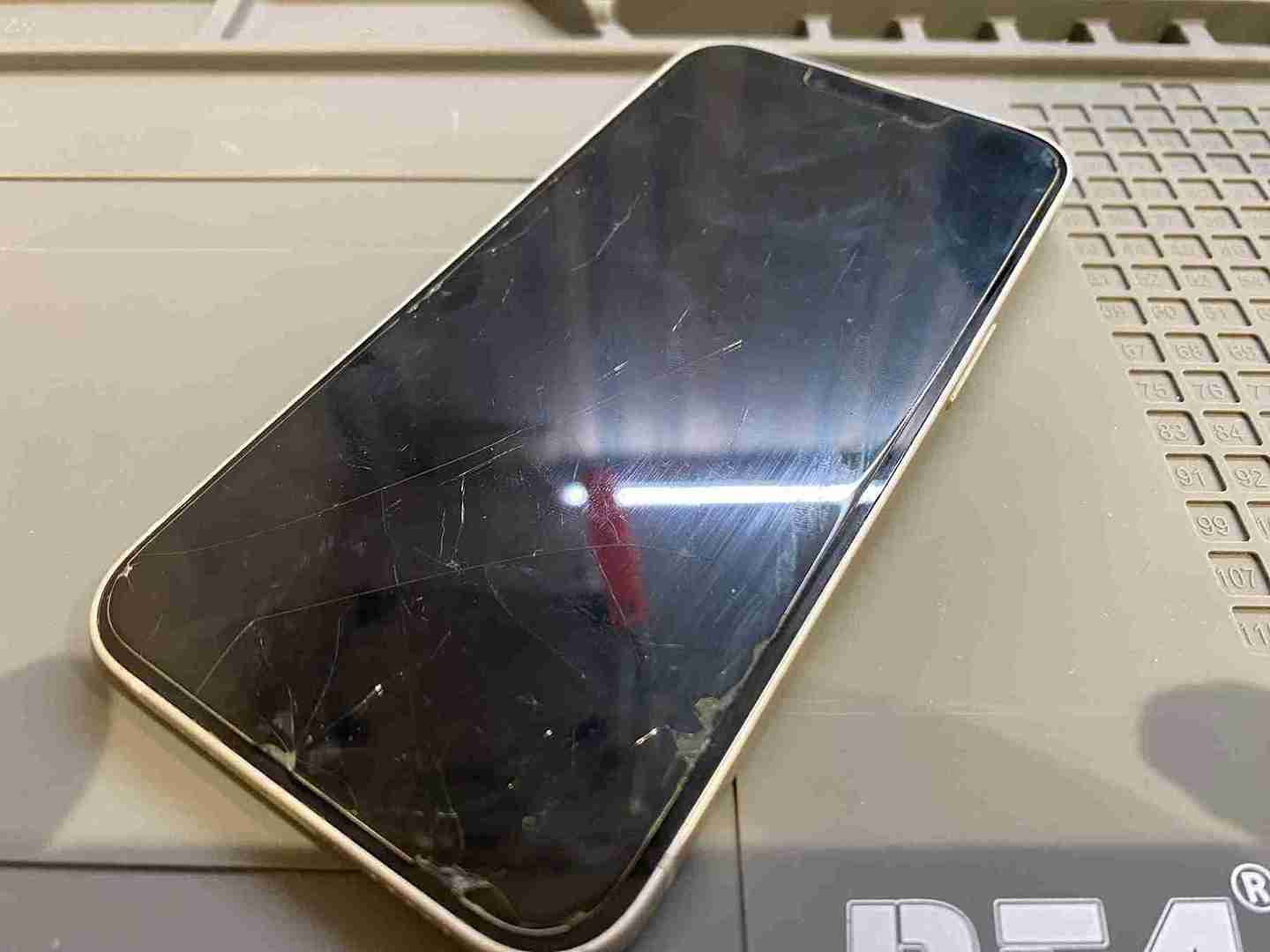 iPhone13 表示不具合 画面修理前