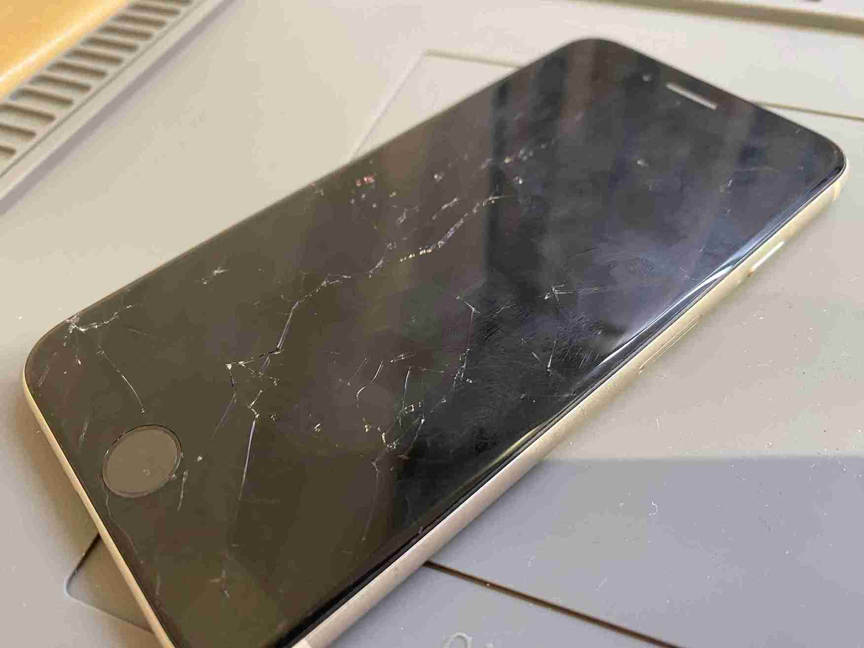 iPhoneSE2 画面割れ修理前