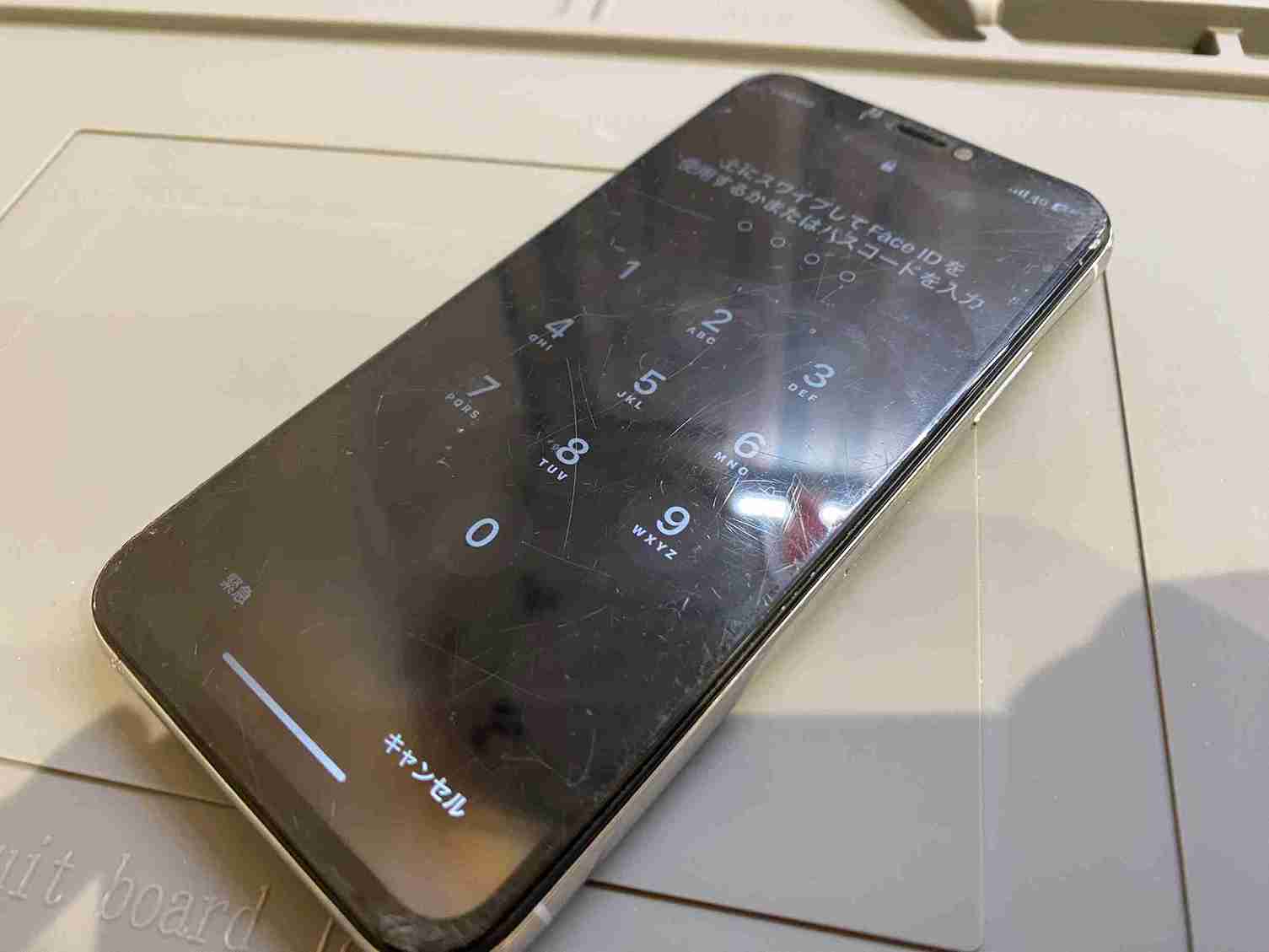 iPhoneX ひび割れ画面 修理前