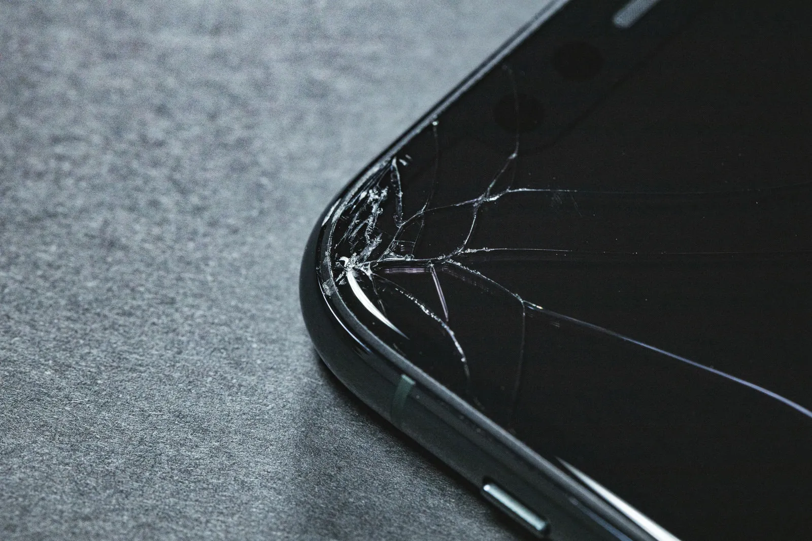 iPhoneの画面割れ、そのまま放置していませんか?
