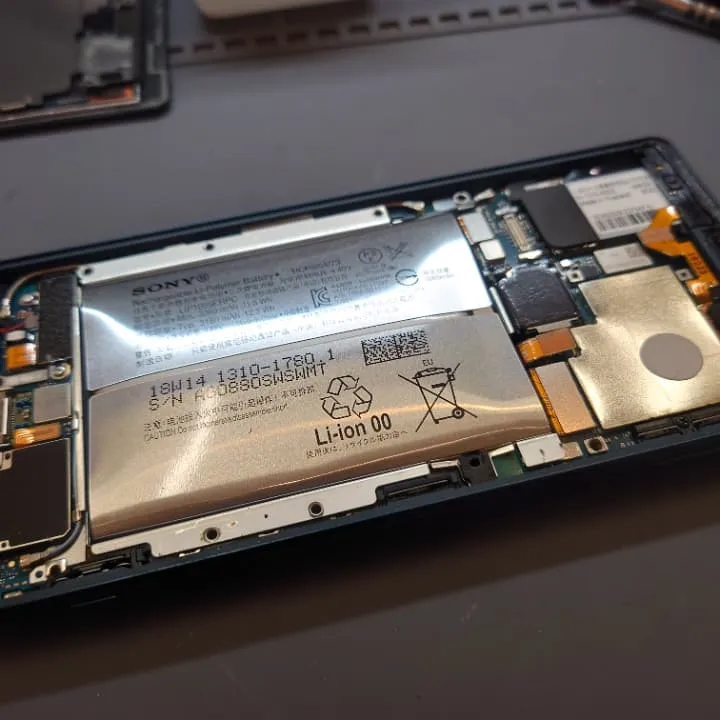 XPERIAスマホ、膨張したバッテリーの交換修理