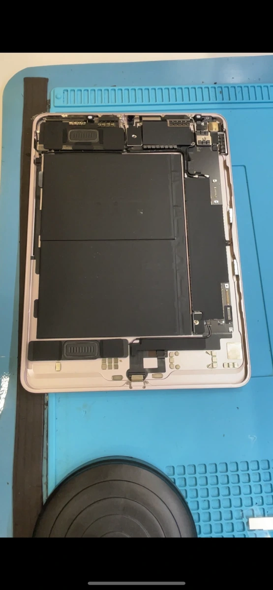 iPadの画面を開けて内部を確認している様子｜スマートクリア札幌駅アピア店