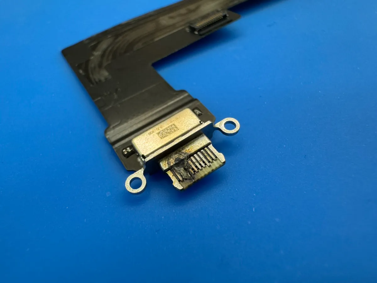 焦げた充電口部品が発見されました