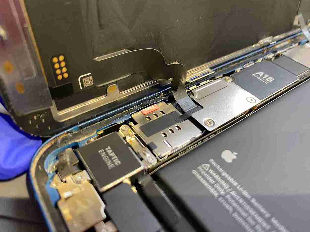 小雨の中でちょっとiPhoneを使っただけなのに壊れた原因とは？スマートクリア天神橋筋六丁目駅前店【天六】