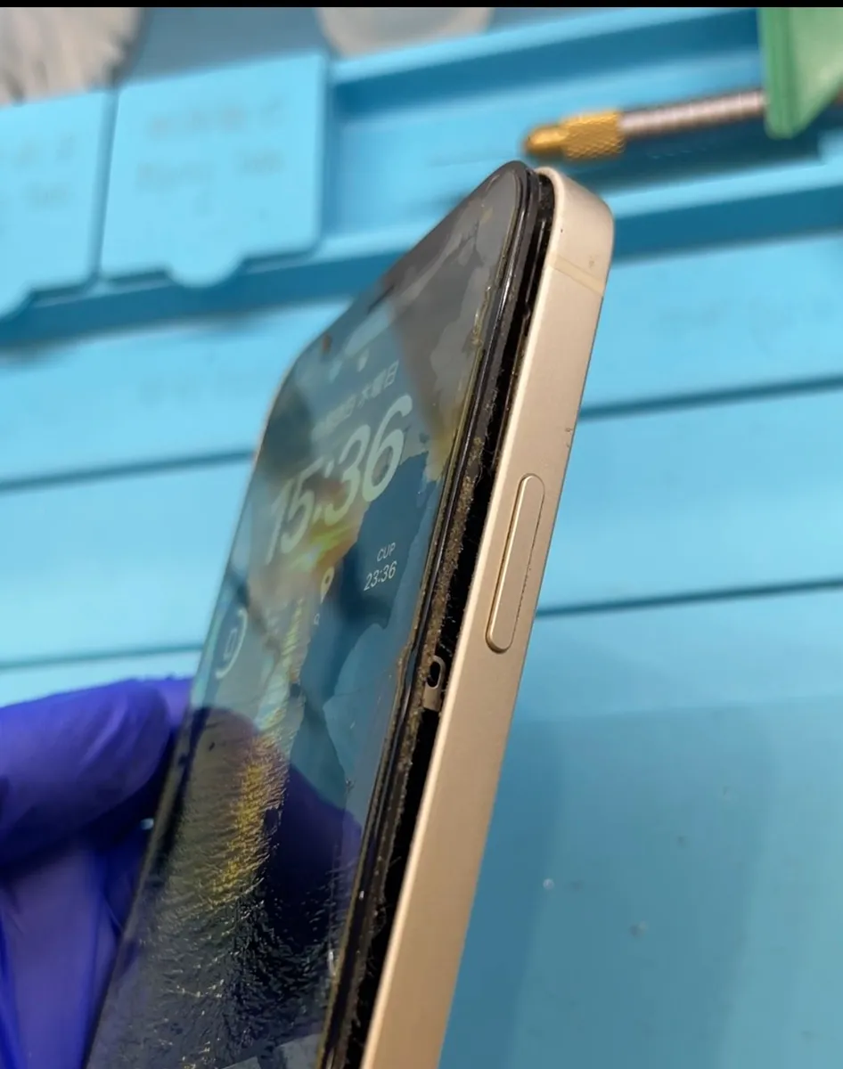 あなたのiPhoneは大丈夫！？バッテリー膨張で本体が膨らんでる？｜iPhone12バッテリー交換はスマートクリア札幌駅アピア店へ