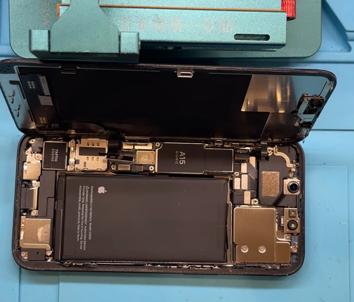 iPhone13 画面に線