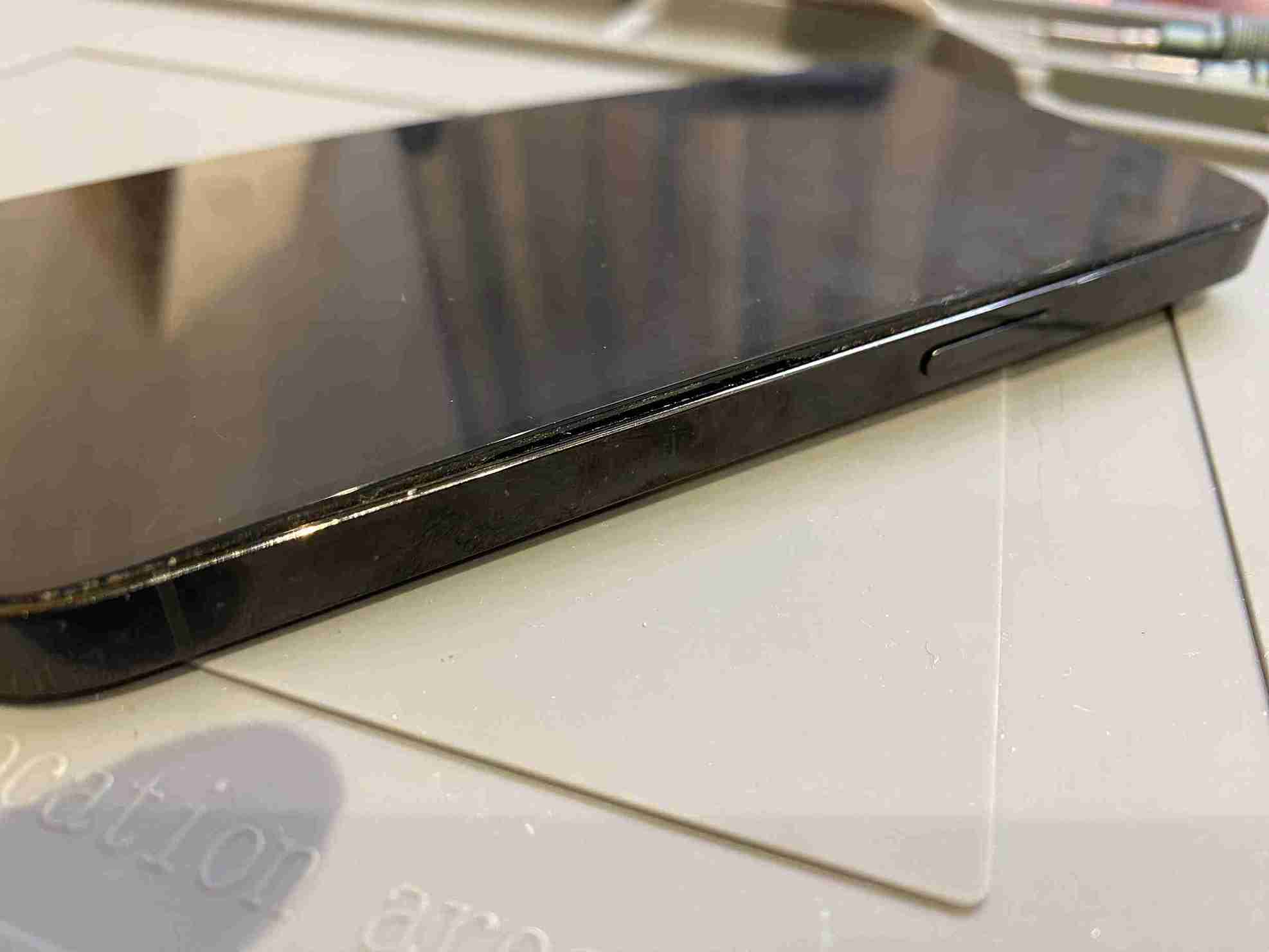 iPhone14Pro バッテリー膨張