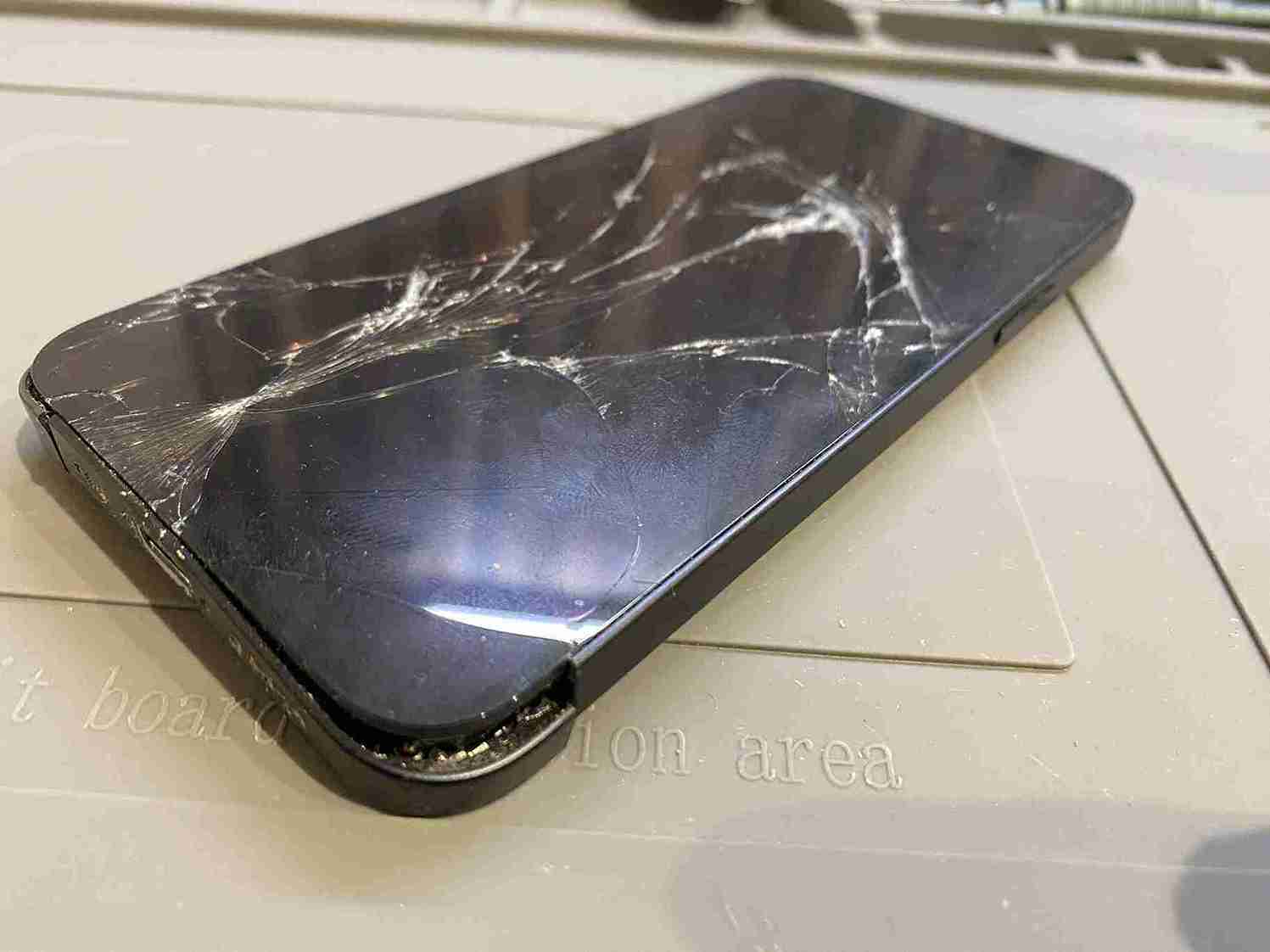 iPhone12 大破品 画面修理前