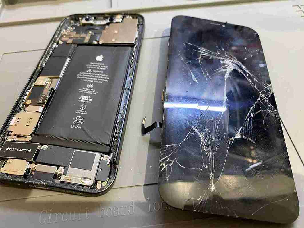 iPhone12 大破品 画面修理中
