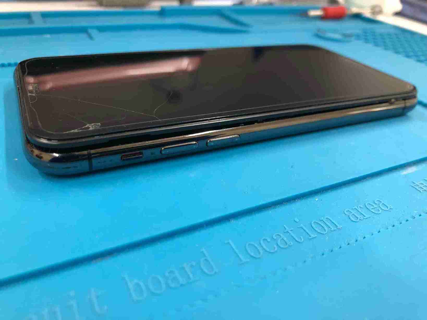 左上がバッテリー膨張で浮いている状態