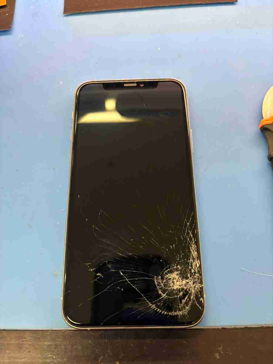 修理前の割れたiPhone