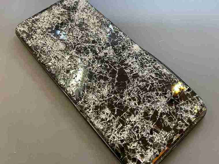 🚨 【スマホ画面が粉々…】諦めるのはまだ早い！激しく損傷したスマホでもデータそのまま即日修理の可能性