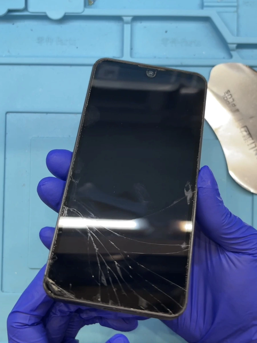 割れたAQUOS Wish2