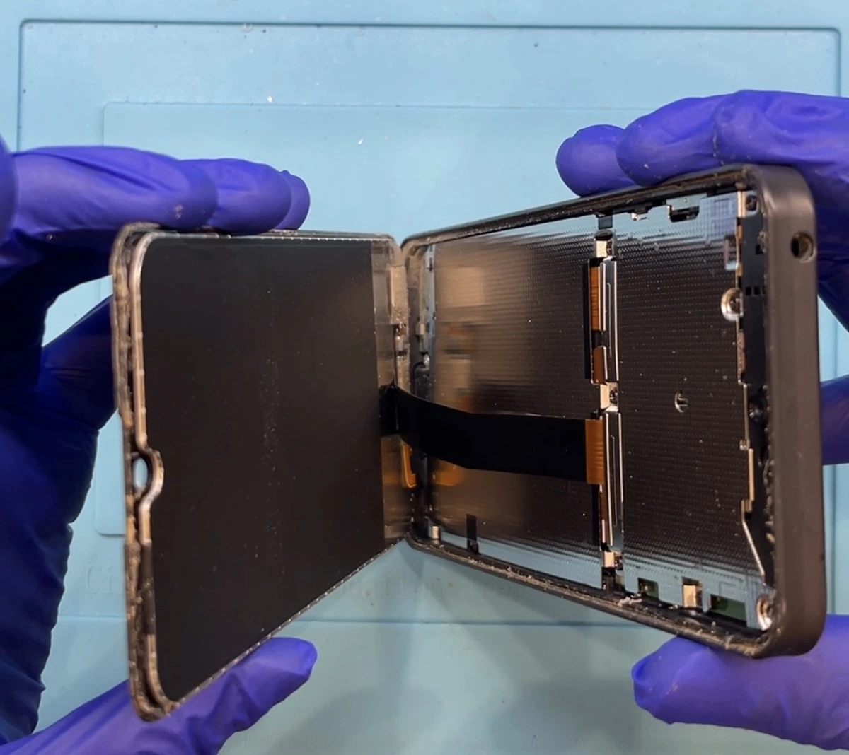 割れたAQUOS Wish2