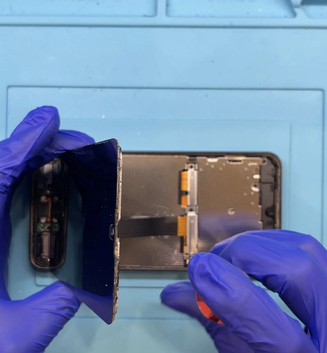 割れたAQUOS Wish2