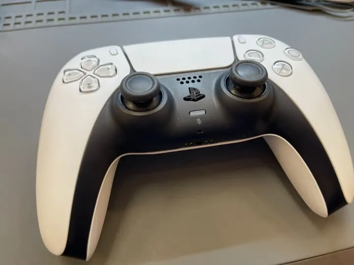 PS5のコントローラー修理