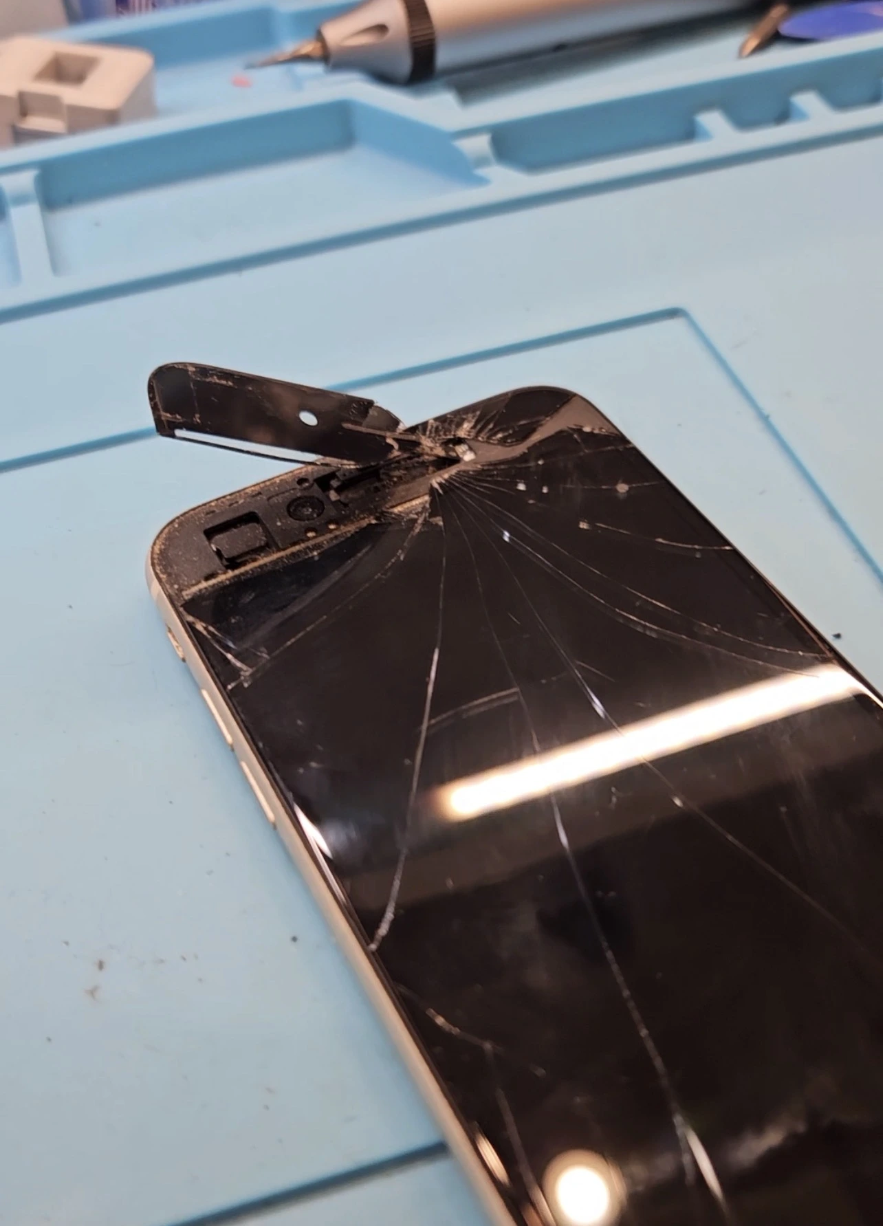 あなたのiPhone、画面バキバキのまま放置してない?