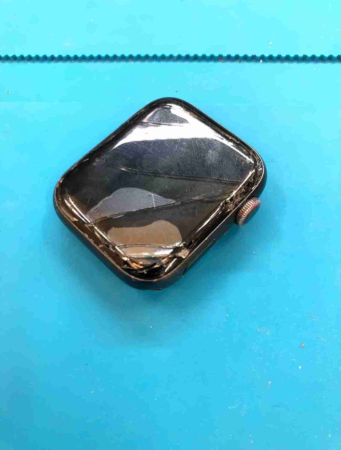 割れて映らなくなったapplewatch