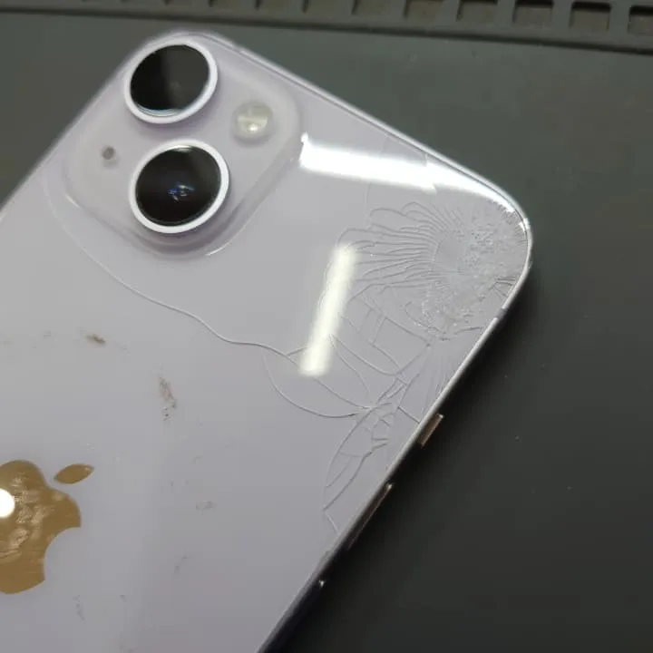 iPhone14の背面修理