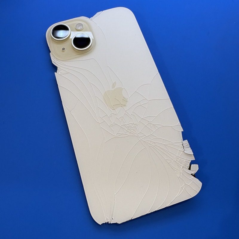 iPhone15の背面ガラス修理
