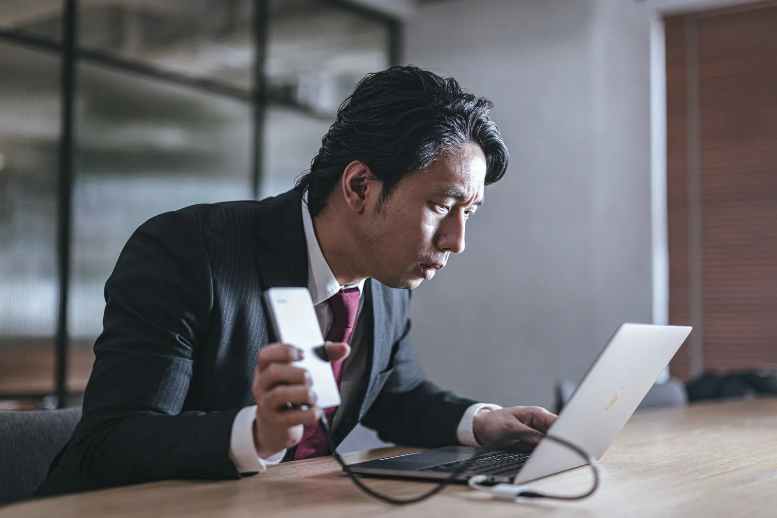 年末年始にiPhoneが壊れたら？西岡で即日修理できるお店