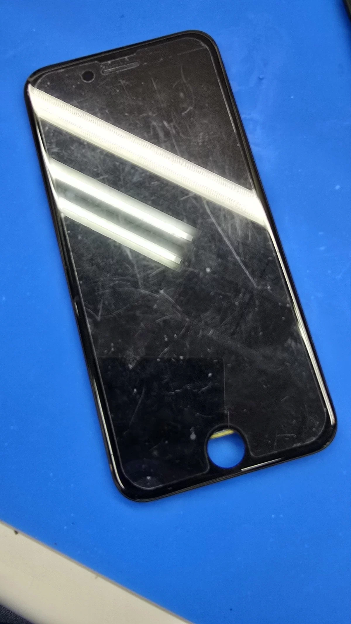 iPhone SE3の画面が突然真っ暗に？　豊平区スマートクリアイオン札幌西岡店