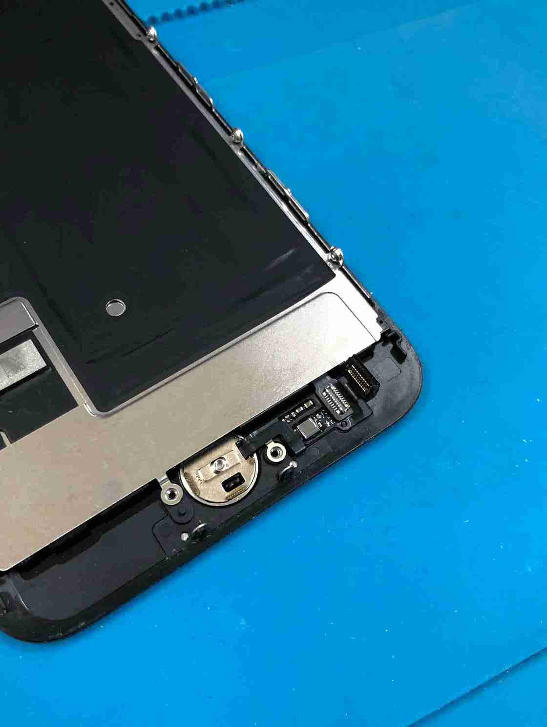 iPhone SE 2/3のホームボタンが効かない！原因は意外にも「画面」かもしれません【昭島店】