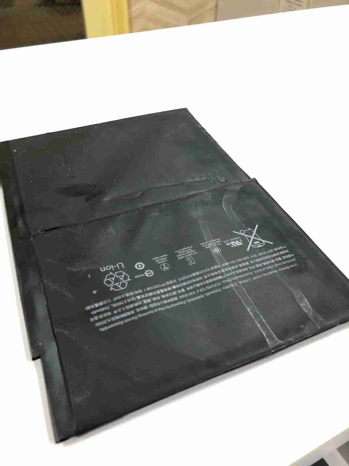 取り外したバッテリー