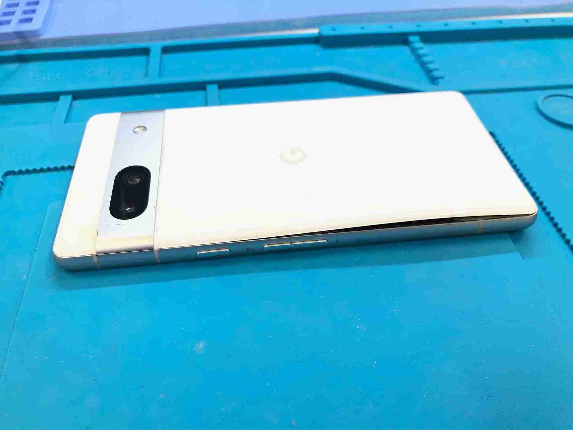 バッテリーが裏カバーを押し上げた状態①