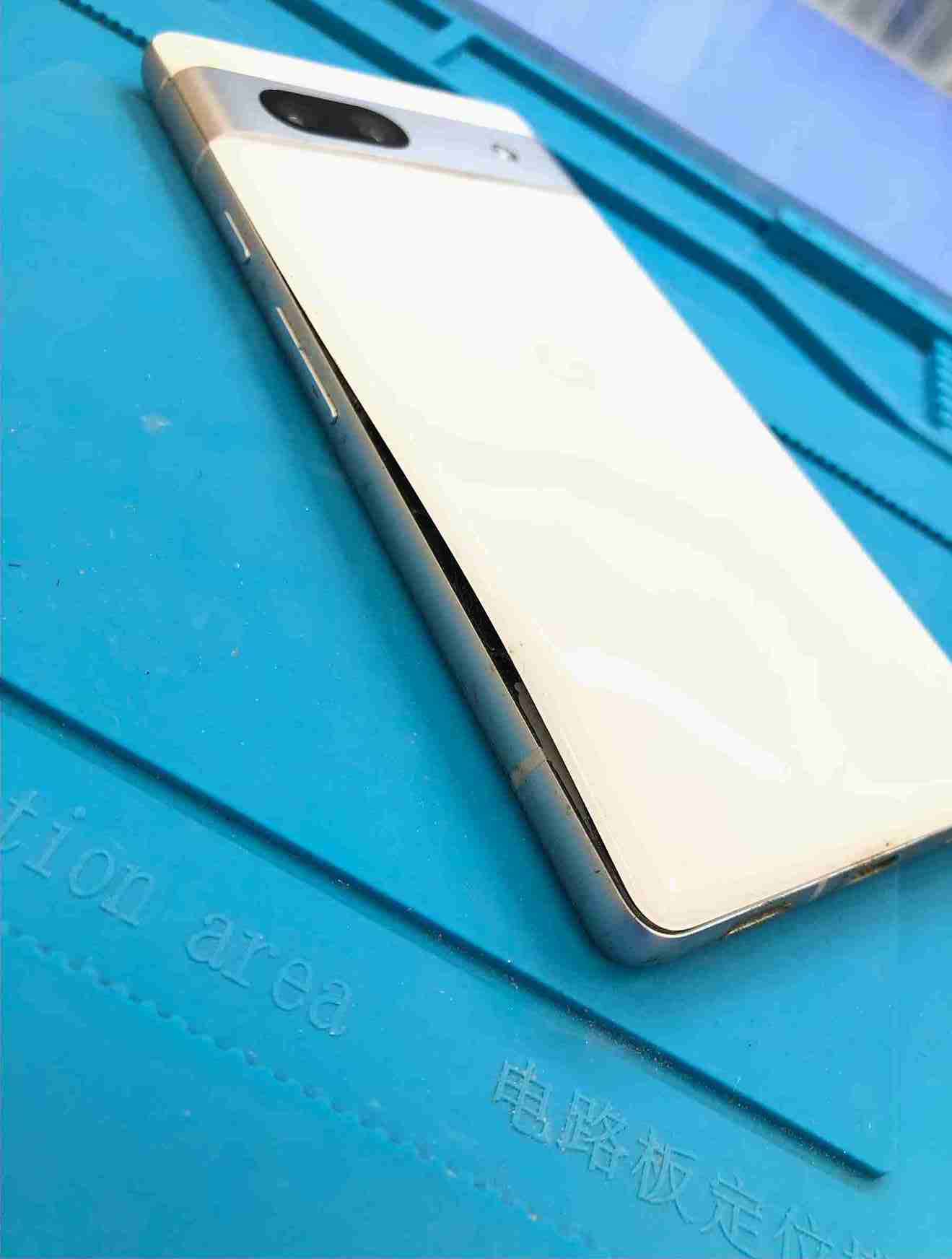 バッテリーが裏カバーを押し上げた状態②