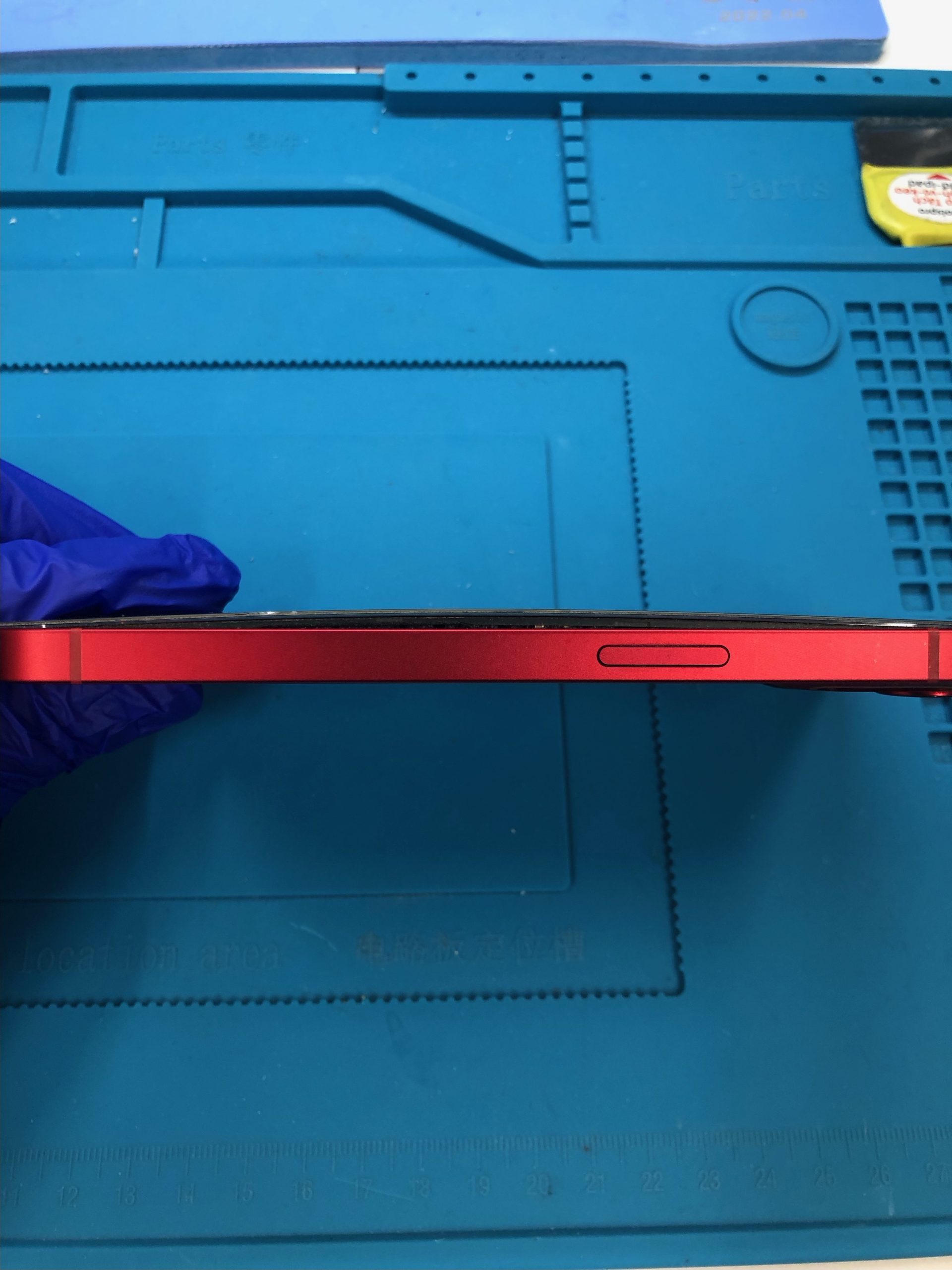 iPhone13のバッテリー膨張で画面が浮き上がるトラブル。二次故障を防ぐために昭島市のスマートクリアへ！