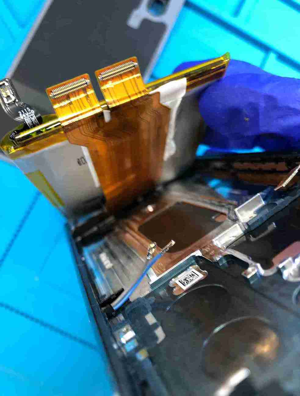 バッテリーを外して作業します