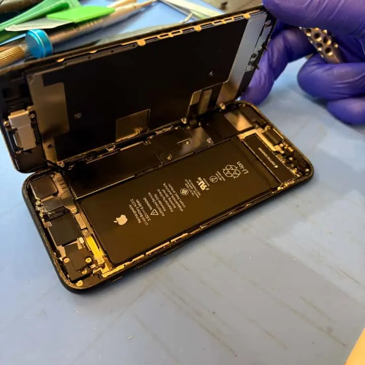 【札幌市南区】iPhoneSE第2世代のバッテリー交換はスマートクリアで即日対応【イオン藻岩店】