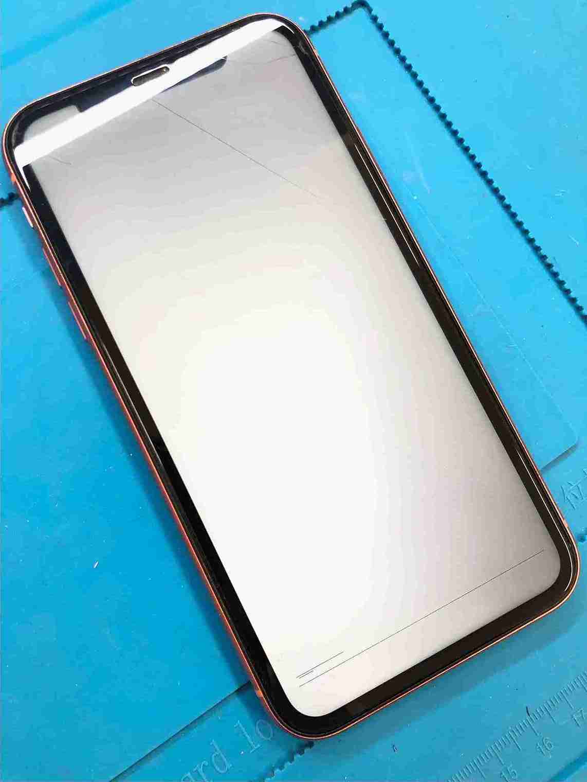 ガラスが割れ、液晶に線が出ている状態