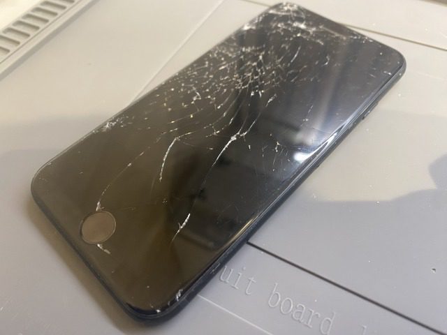 iPhoneSE3の液晶割れ