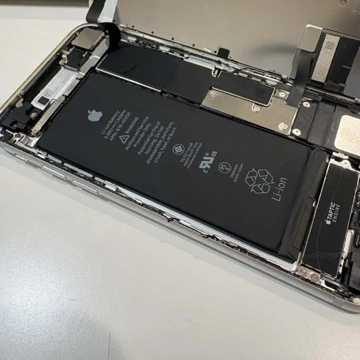 東札幌駅 iPhone修理対応中のiPhoneバッテリー交換作業で本体を分解している様子