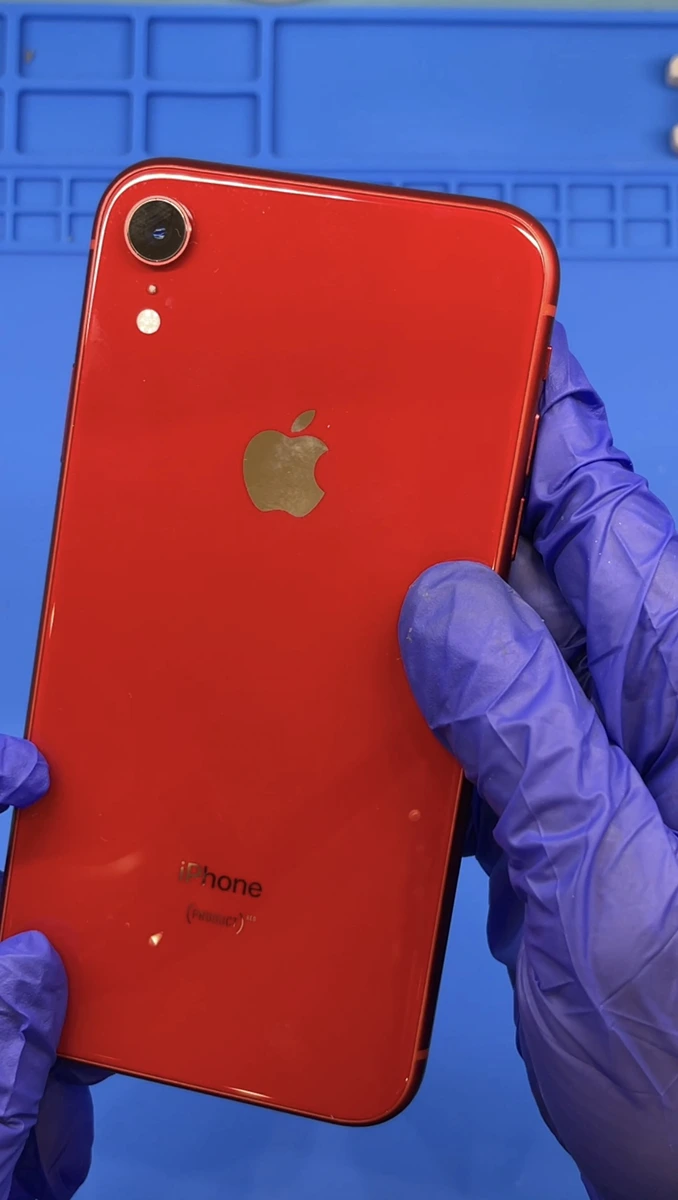 iPhone SE2のバッテリー交換作業中の様子 札幌駅iPhone修理 スマートクリア