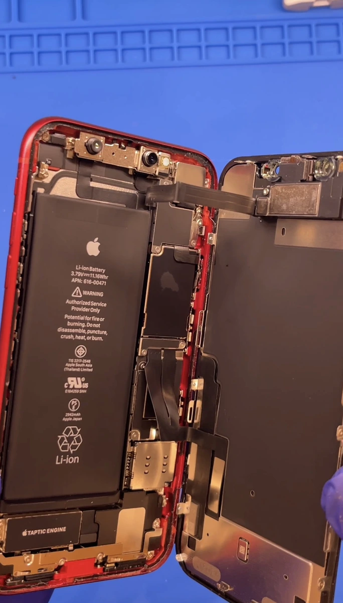 iPhone SE2のバッテリー交換が完了し動作確認を行う様子 札幌駅アピア