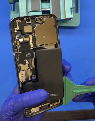 スマートクリア札幌駅アピア店で行うiPhone13Proバッテリー交換作業の様子 札幌駅iPhone修理