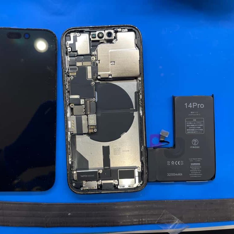 札幌駅アピアのiPhone修理店でiPhone14Proのバッテリー交換作業中の内部写真