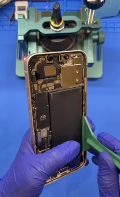 スマートクリア札幌駅アピア店でのiPhone13バッテリー交換作業中の様子。札幌駅でiPhone修理に即日対応し、分解して劣化バッテリーを取り外している工程写真。